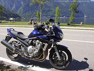 Motorrad vor Hallstatt und dem Hallstätter See