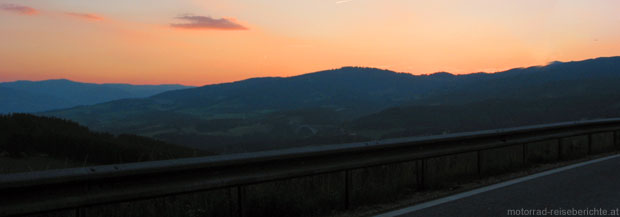 Motorradtour bei Sonnenuntergang über die Pack