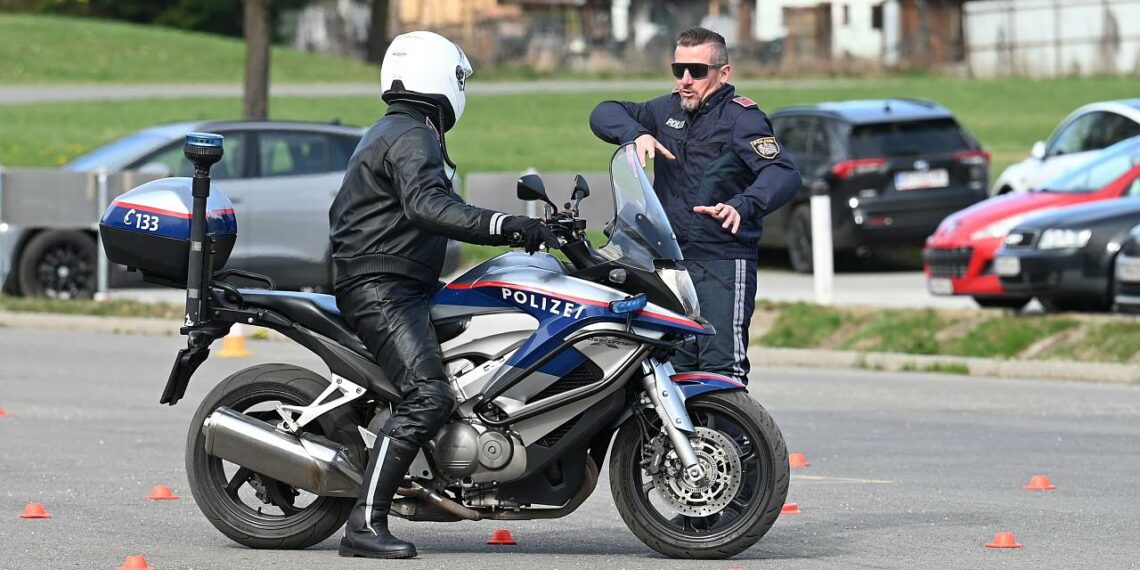 Motorrad Polizist